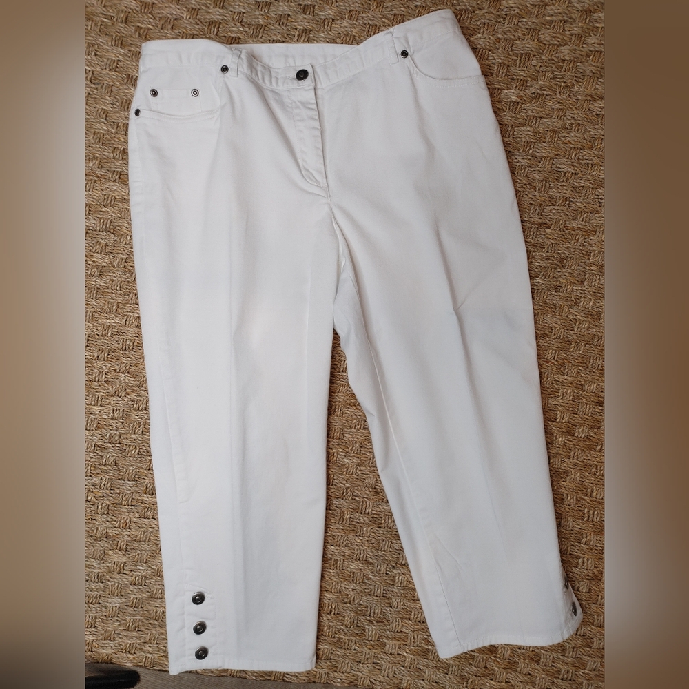 RUBY RD FAVORITES BUTTON HEM DETAIL CAPRI PANTS, WHITE 14P